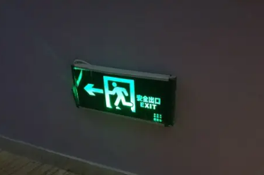 酒后抄近道摔落消防通道，责任谁担？法院判决厘清物业与个人边界